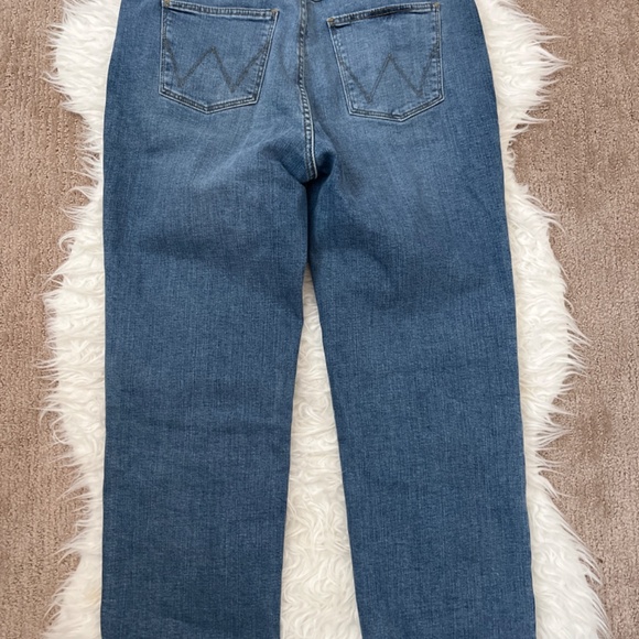 6 Women’s Wrangler Jeans - Picture 3 of 3